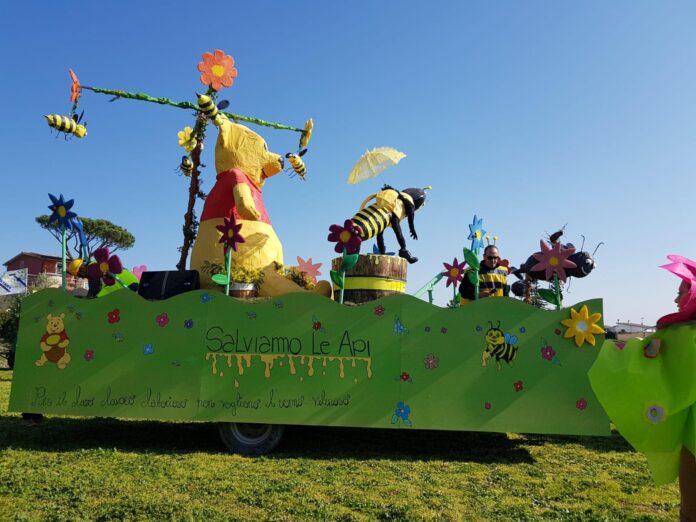 Carnevale a Fregene e Testa di Lepre: carri e gruppi mascherati tra majorettes, sbandieratori e contrade in festa