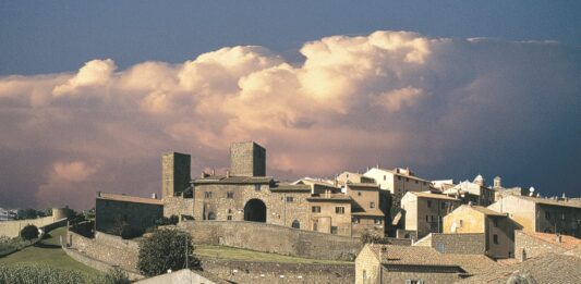 Gita fuoriporta a Tuscania: itinerario tra i vicoli della città d’arte, le necropoli e i prodotti locali