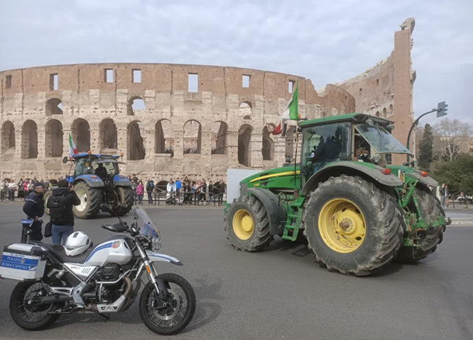 Roma, i trattori assediano il Colosseo: folla di curiosi e applausi (VIDEO) 2