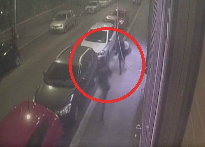 Roma, raid sulle macchine in sosta: ladro inseguito per le strade dell'Esquilino (VIDEO) 1