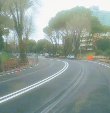 Roma, all’Eur riaperta la strada dove era crollato il muro della galleria: i bus tornano al vecchio percorso