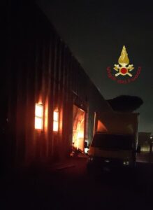 Pomezia, incendio distrugge capannone industriale