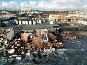 Ostia, surfisti in allerta: “Paura per i detriti delle cabine distrutte dalla mareggiata” 2