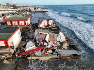 Ostia, surfisti in allerta: “Paura per i detriti delle cabine distrutte dalla mareggiata” 3