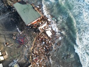 Ostia, surfisti in allerta: “Paura per i detriti delle cabine distrutte dalla mareggiata” 11