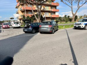 San Giorgio d’Acilia, incidente tra due auto: giovane fugge a piedi dopo lo scontro (VIDEO) 2