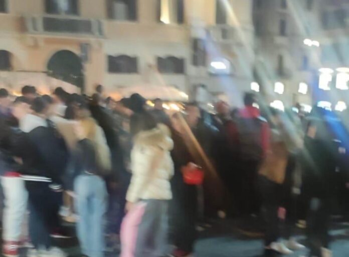 Piazza Minganelli assediata da adolescenti e baby gang