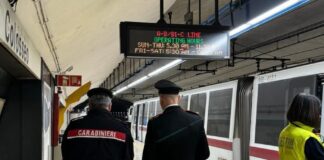 I rilievi dei carabinieri alla metro Colosseo dopo il suicidio della donna