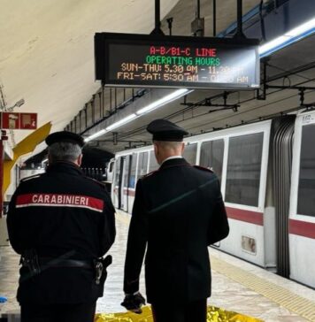 I rilievi dei carabinieri alla metro Colosseo dopo il suicidio della donna