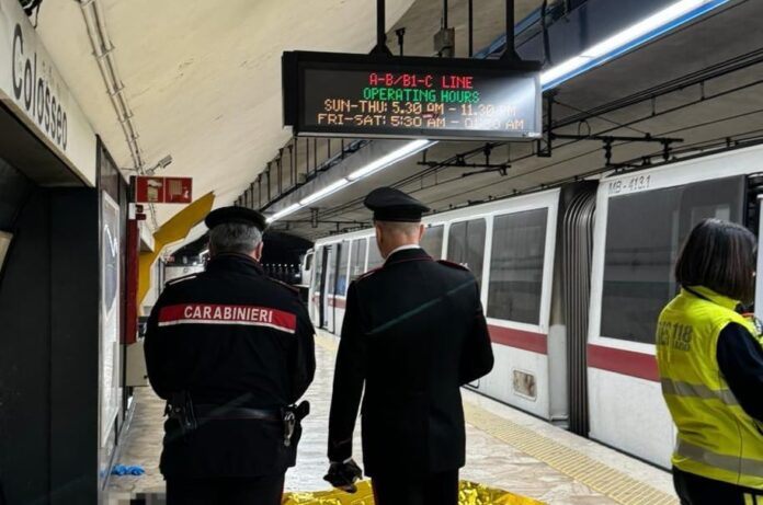 I rilievi dei carabinieri alla metro Colosseo dopo il suicidio della donna