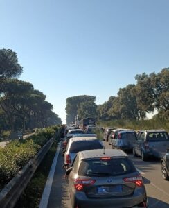 Via Cristoforo Colombo, traffico in tilt per incidente