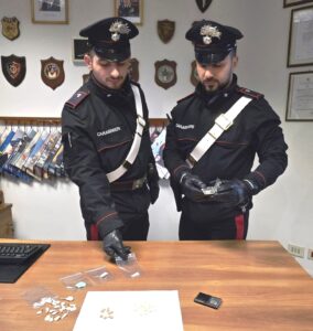 Acilia, droga nascosta in auto: giovane arrestato dai carabinieri