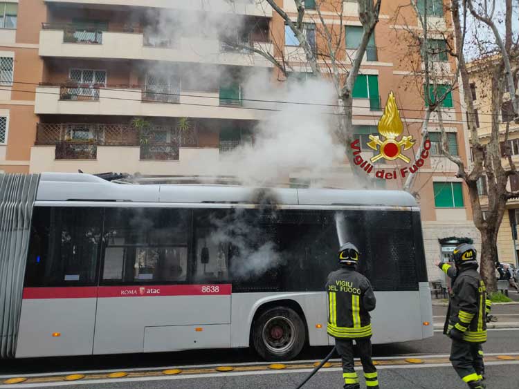 Roma, fumo e fiamme sul filobus 90: paura tra i passeggeri 1