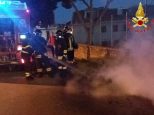 Civitavecchia, fiamme avvolgono uno scooter: Vigili del fuoco evitano diffusione dell’incendio