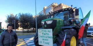 Fiumicino, protesta dei trattori: piccolo presidio davanti al Comune