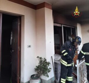 Ostia, incendio in un'abitazione: Vigili del Fuoco in salvo due persone