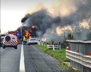 Autostrada A12 Roma Civitavecchia, veicolo in fiamme: chiuso un tratto (VIDEO)