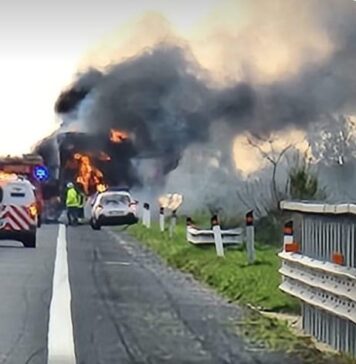 Autostrada A12 Roma Civitavecchia, veicolo in fiamme: chiuso un tratto (VIDEO)