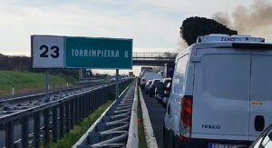 Autostrada A12 Roma Civitavecchia, veicolo in fiamme: chiuso un tratto (VIDEO)
