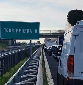 A12 Roma-Civitavecchia, incidente con camion coinvolto: chiusura di un tratto e code