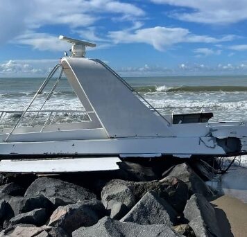 Ostia, ecco che fine ha fatto la barca affondata davanti al lungomare (VIDEO)