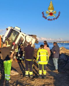 Ostia, il camion si ribalta mentre lavora sulla spiaggia: un ferito (VIDEO)