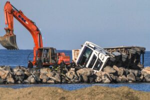 Ostia, il camion si ribalta mentre lavora sulla spiaggia: un ferito (VIDEO) - Canaledieci.it