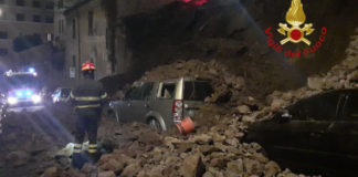 ROMA-CROLLA-MURO-AUTO-DISTRUTTE-