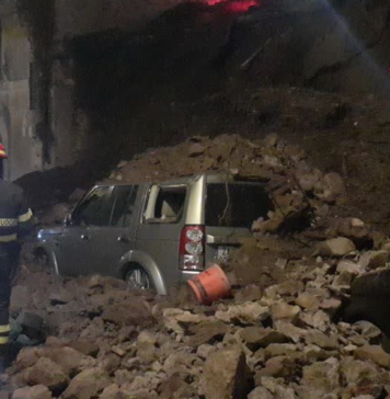 ROMA-CROLLA-MURO-AUTO-DISTRUTTE-