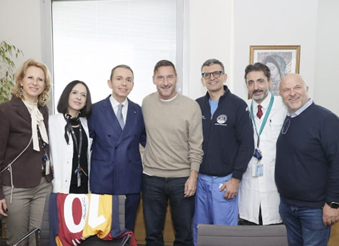 Uova di Pasqua con il volto di Francesco Totti: l'iniziativa contro le patologie degenerative negli anziani 1