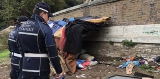 I vigili urbani impegnati nell'operazione di smantellamento dell'accampamento abusivo