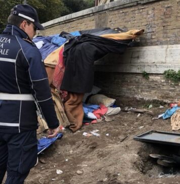 I vigili urbani impegnati nell'operazione di smantellamento dell'accampamento abusivo