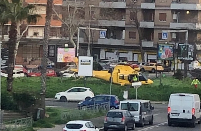 Grave incidente a Ostia Ponente: strada chiusa per il ribaltamento di un'auto 1