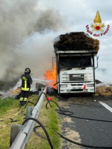 Autostrada A12 Roma Civitavecchia, autotreno in fiamme: chiuso un tratto (VIDEO)