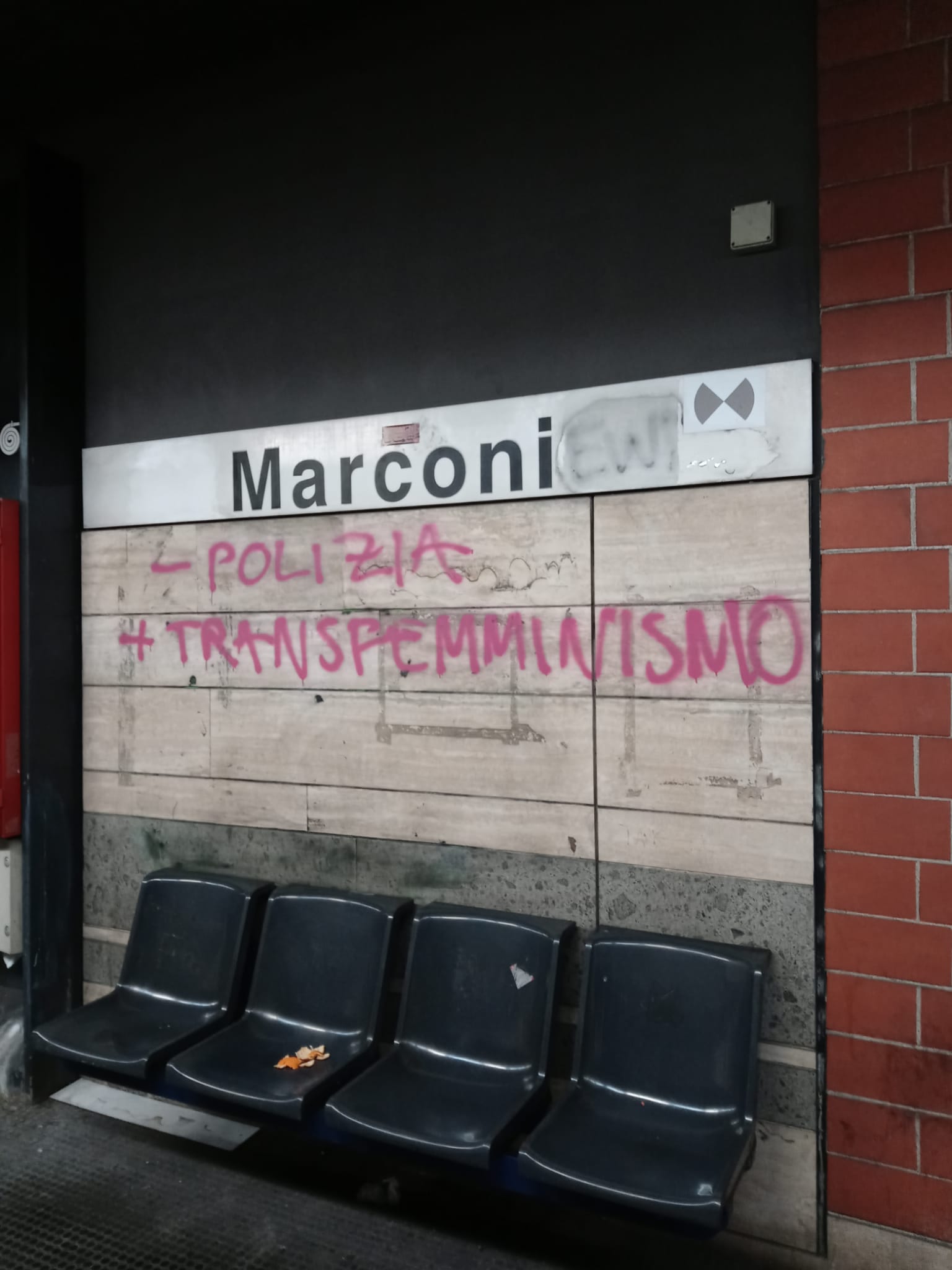 Roma, “femministe” scatenate sulla Metro B: imbrattate le stazioni. Atac: "Rischio treni fuori servizio" 3