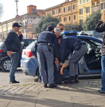 La protesta delle attiviste di Bruciamo tutto