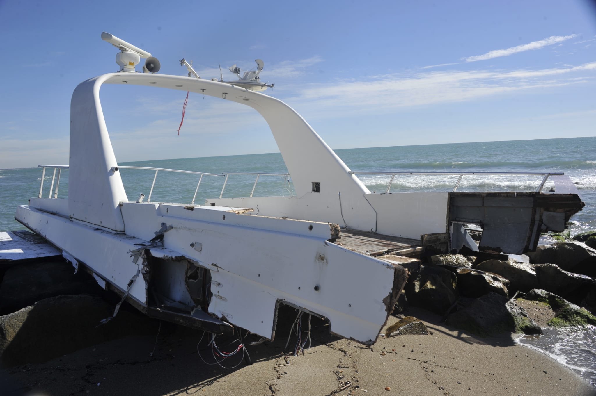 Ostia, ecco che fine ha fatto la barca affondata davanti al lungomare ...