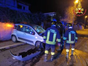 Santa Marinella, auto si schianta contro un albero a notte fonda: ragazza finisce in ospedale 1