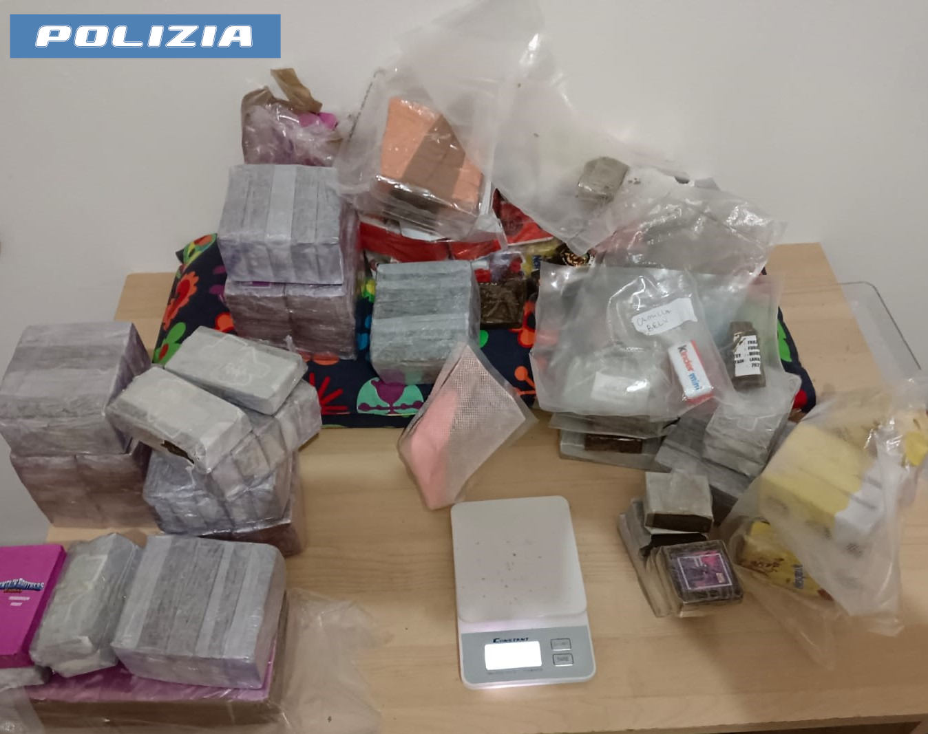 Roma, spaccia la "tusi", la cocaina rosa che costa 300 euro a dose: casalinga-pusher in carcere 1