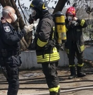 Vigili del fuoco impegnati nello spegnimento di un incendio