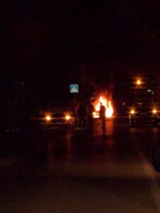 Maccarese, auto a fuoco: traffico bloccato su strada di collegamento con Roma
