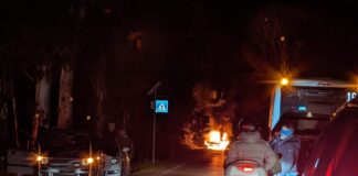 Maccarese, auto a fuoco: traffico bloccato su strada di collegamento con Roma - Canaledieci.it