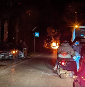 Maccarese, auto a fuoco: traffico bloccato su strada di collegamento con Roma - Canaledieci.it
