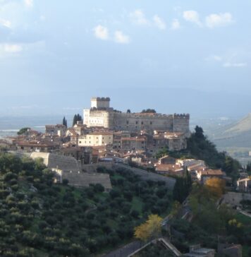 Gita fuoriporta a Sermoneta: dal borgo storico ai colori del Giardino di Ninfa