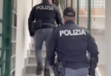 Poliziotti durante una perquisizione