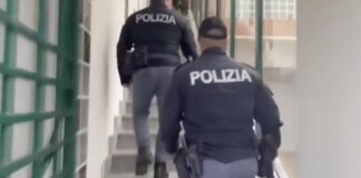 Poliziotti durante una perquisizione