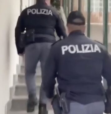 Poliziotti durante una perquisizione