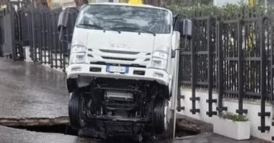 Roma, si apre una maxi voragine: auto inghiottite (VIDEO) 6