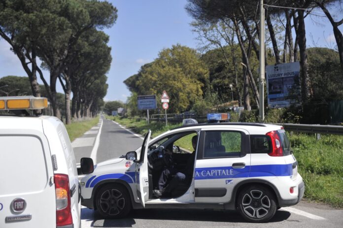 Via Cristoforo Colombo, chiude un tratto per albero pericolante