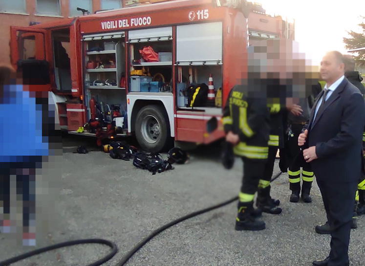Incendio a Roma Est: fiamme esplose nell'archivio di una scuola (VIDEO) 3